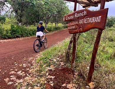 Ciclista dirigiéndose al rancho el Chato.