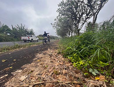 Ciclistas en la vía a Santa Rosa Galápagos.