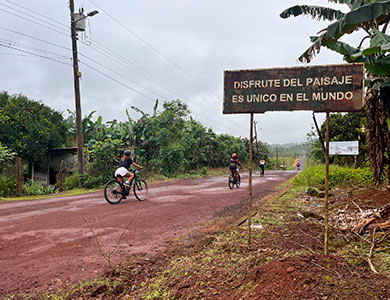 Ciclistas en la isla Santa Cruz Galápagos.