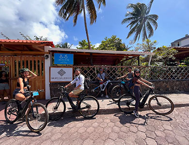 Ciclistas en las oficinas de Bike & Smile.
