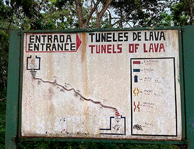 Letrero de los túneles de lava en el rancho El Chato.