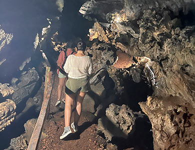 Personas en los tuneles de lava.