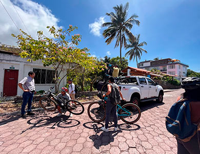 Personas transportando bicicletas.