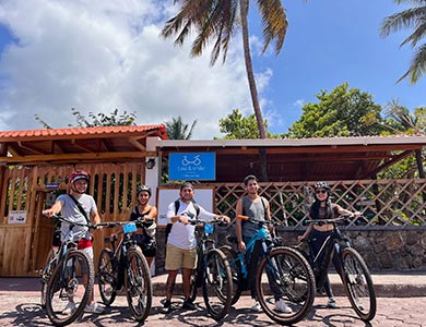 Ciclistas en las oficinas de Bike y Smile