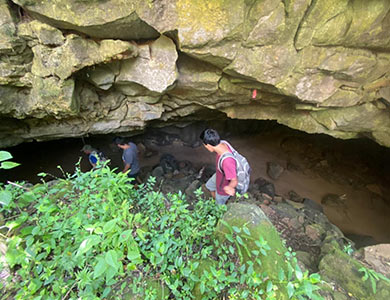 Personas en los tuneles de lava.