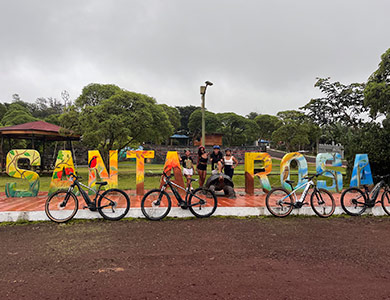 Ciclista en el barrio Santa Rosa.
